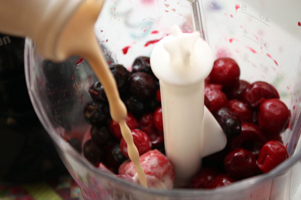 Добавьте к ягодам натуральный питьевой йогурт.