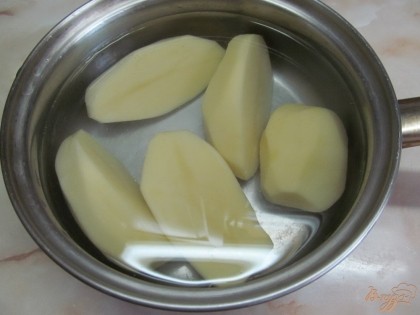 Картофель отварить в подсоленной воде до готовности.