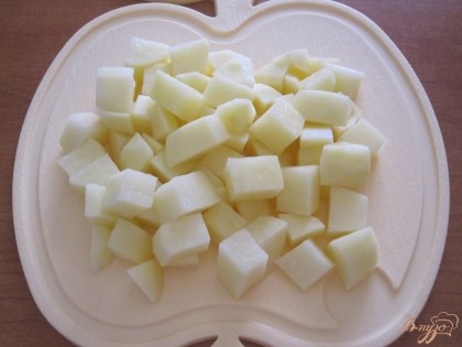Овощи почистить. Картофель нарезать кубиками.
