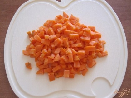 Морковь порезать брусочками.