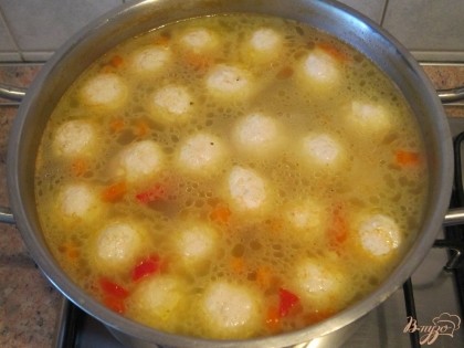 Варить еще минут 5. Посыпать готовый суп мелко нарезанной зеленью петрушки.