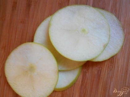 Яблоки можно очистить от кожуры, а можно оставить кожуру. Нарезаем яблоко также кружочками.