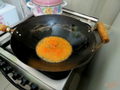 Жарить лучше всего в воге. Разогреваем в нём растительное масло, в которое отправляем жариться морковь.