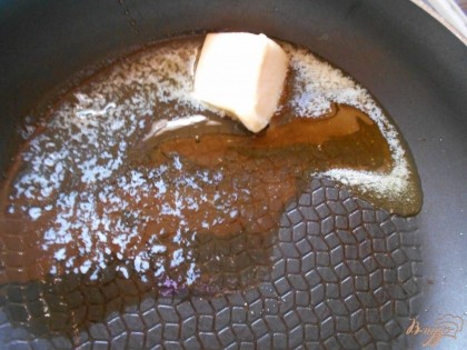 На сковороде растапливаем сливочное масло и мед.