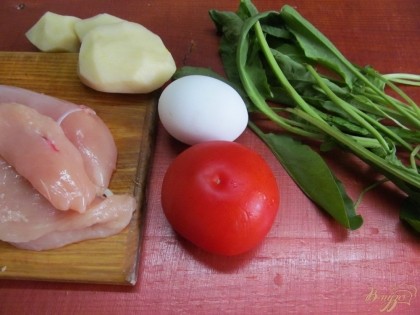 Подготовить продукты. Картофель отварить до готовности (можно заранее). Яйцо отварить всмятку.