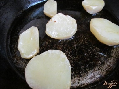 Картофель разрезать и пожарить до золотистой корочки на растительном масле.