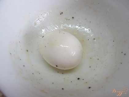 Яйцо обвалять в тарелке где был соус.