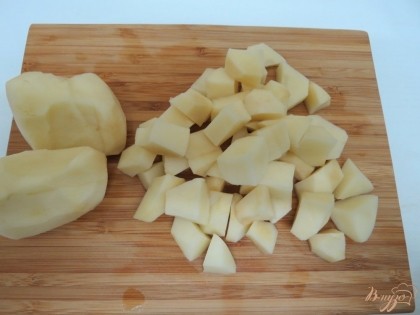 Для этого супа картофель нужно брать рассыпчатым.Он должен хорошо развариваться. Картофель чистим, моем, нарезаем кубиками. Отправляем картофель вариться. Он должен слегка развариться.