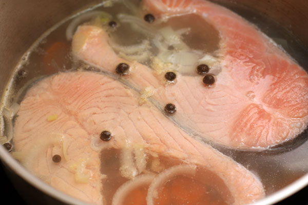 Положите рыбу в кастрюлю так, чтобы вода покрыла ее. Готовьте еще 5-7 минут.