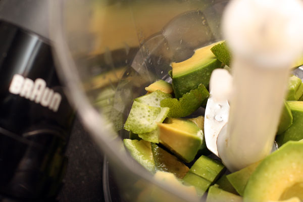 Положите авокадо в блендер, добавьте тонко срезанную цедру и сок лайма, йогурт и соль.