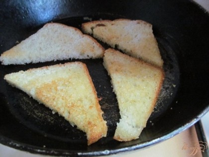 Пожарить на сливочном масле хлеб.