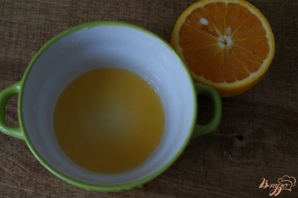 С апельсина снимаем цедру с помощью мелкой терки, тут главное не задеть белую часть кожуры, иначе тесто будет горчить. Затем выжимаем сок из половины апельсина.