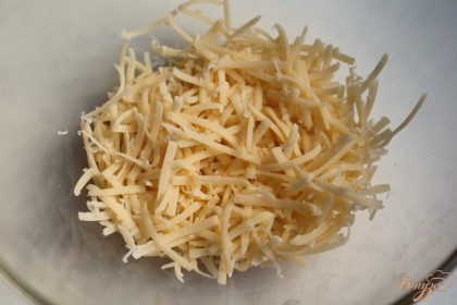 Твердый сыр трем на терке и выкладываем в пиалу.
