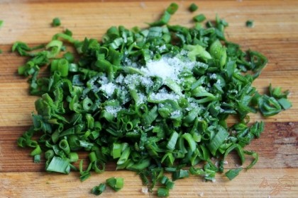 Зеленый чеснок нарезаем, посыпаем солью и растираем до появления сока. Чеснок добавляем к остальным ингредиентам.