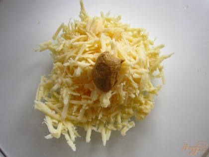 Сыр натрите на большой терке. Добавьте горчицу.