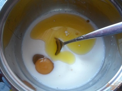 В еле теплое молоко вбиваем яйцо, добавляем соль, сахар, дрожжи и растительное масло.