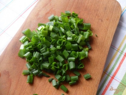Зеленый лук мелко нарезать.