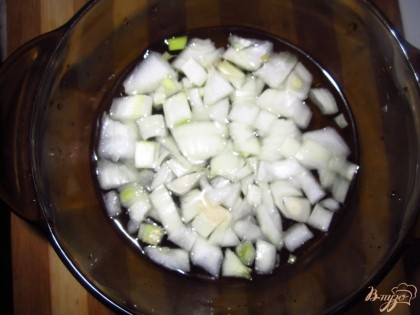 В миску влейте 1ст. воды, добавьте сахар, соль, уксус, перемешайте и положите лук. Оставьте его мариноваться на 10 минут.