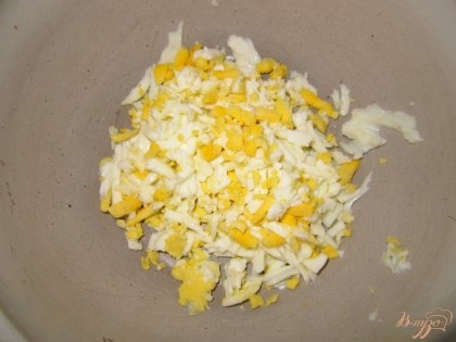 Яйца отварите в крутую и натрите на большой терке.