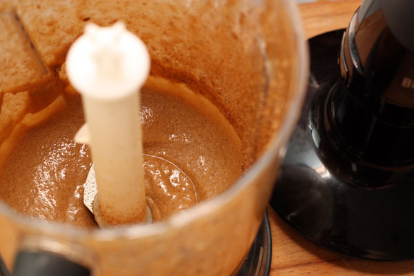 Растопленное масло с сахаром взбейте в течение 2-3 минут в блендере или при помощи миксера до однородной массы.