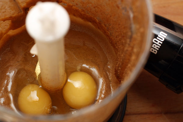 Добавьте яйца и взбейте еще немного, чтобы масса посветлета.