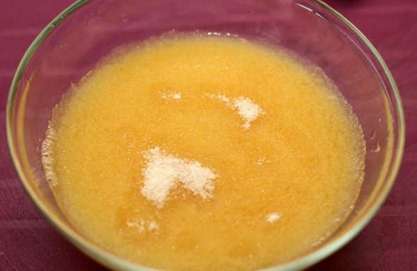Оставшийся желатин залейте персиковым соком и тоже оставьте для набухания.
