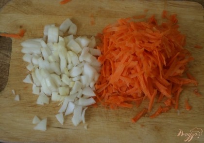 Морковь трем на крупной терке, а лук режем кубиками.