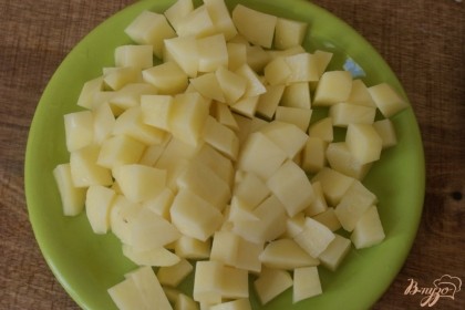 Картофель режем кубиками.