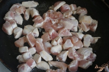 Разогреваем сковороду с растительным маслом и обжариваем куриное филе до полуготовности.