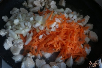 Добавляем морковь и лук, перемешиваем и жарим около пяти минут.