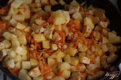 Затем отправляем в сковороду картофель, делаем очень слабый огонь и тушим все до полуготовности картофеля (лучше накрыть сковороду крышкой).