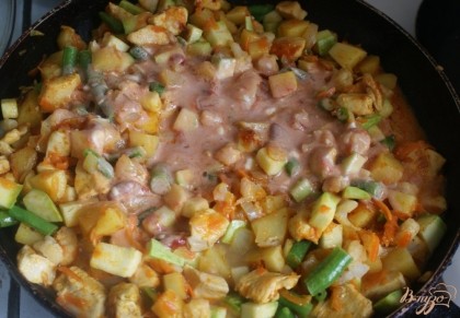 Заливаем все подготовленным соусом и тушим под крышкой на самом слабом огне минут 10, не больше (овощи, кроме картофеля, должны быть немного хрустящими и не превратиться в кашу).