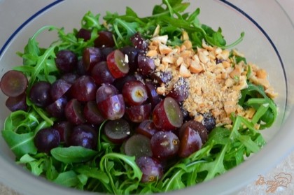 В салатник выложить рукколу, виноград и орехи.Заправить маслом, винным уксусом и чуть посолить.
