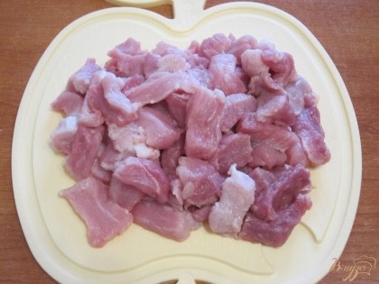 Промытое мясо нарезать соломкой 1х3 см.