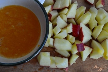 Яблоко хорошо помыть и вместе с кожурой нарезать на кусочки.Из апельсина выжать сок.