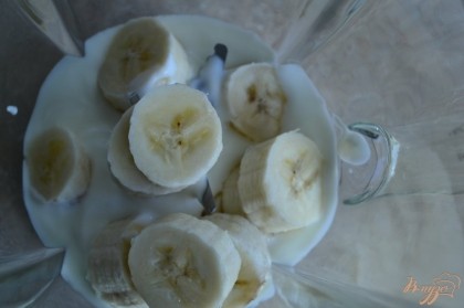 В блендер выложить йогурт, добавить банан.