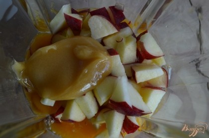 Затем добавить кусочки яблока, апельсиновый сок и мед.Взбиваем до однородной массы.