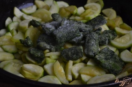 Кабачки почистить от кожуры, нарезать и обжарить в течении 10 минут в сковороде на оливковом масле.Затем добавить шпинат , подержать на огне еще пару минут. Посолить по вкусу.
