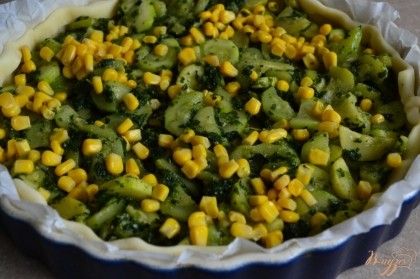 Выложить кабачки со шпинатом и посыпать кукурузу.