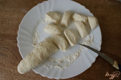 Раскатываем тесто «колбаской» и нарезаем кусочки толщиной 1,5-2 см.