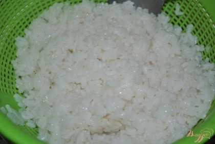 Отварить рис, дать стечь через дуршляг 5 минут