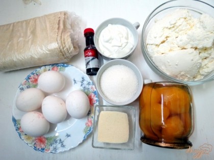 Для приготовления нам понадобится лаваш, творог, яйца, персики, сметана, сахар, манная крупа, ванильная эссенция.