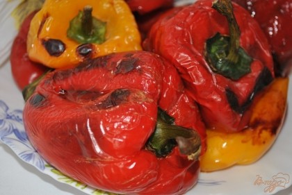 Для начала забросим в духовку болгарские перцы. Через 15-20 минут перцы выложить на тарелку, дать остыть, снять кожицу и удалить плодоножку, убрать семена.