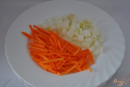 Очистить и мелко нарезать морковь и луковицу