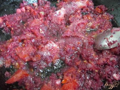 Выложить в сковороду с растительным маслом и довести до кипения. Добавить томат (у меня замороженные помидоры), соль, сахар и тушить на среднем огне после закипания минут 10.