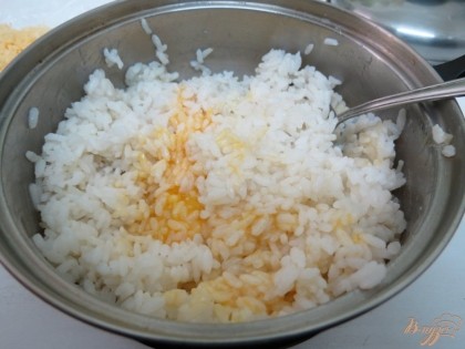 Обычным способом отвариваем рис. Охлаждаем и добавляем яйцо.