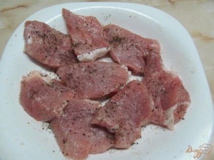 Мясо нарезать на медальоны толщиной 1,5-2 см. Посолить и поперчить.