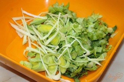 Нарезать листы салата и лук - порей.