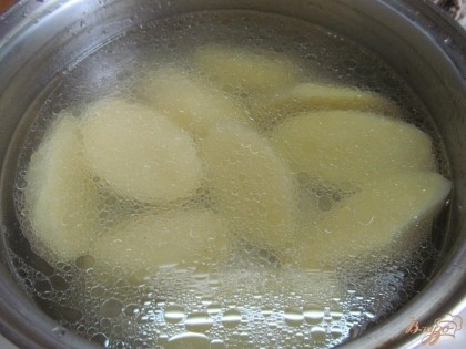 Отварить до готовности картофель в бульоне из-под ребер.