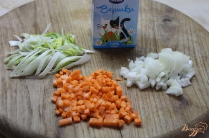 Лук репчатый и морковь нарезать мелким кубиком, лук - порей нарезать наискось.